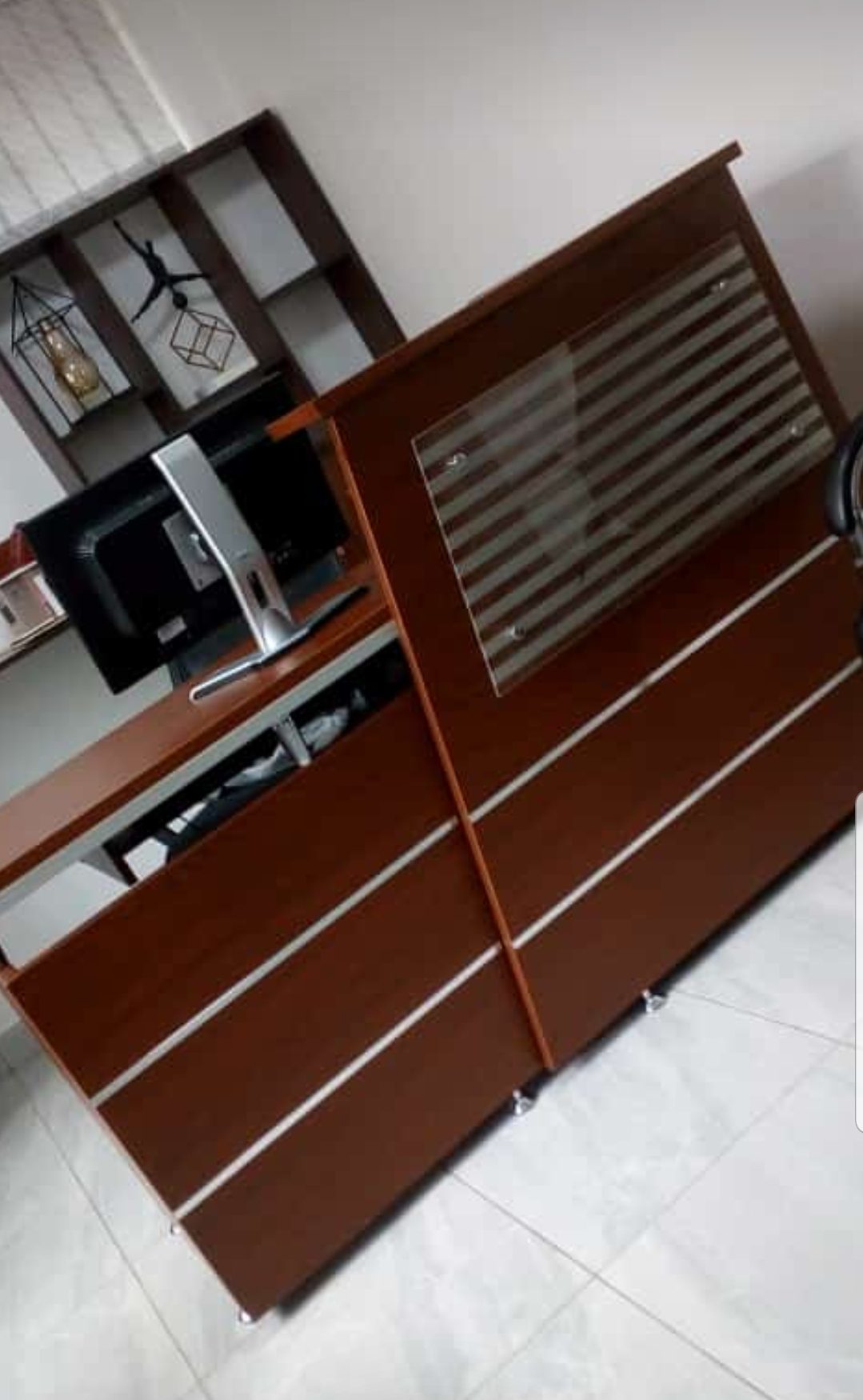 stylish-reception-table-for-commercial-use Compact 1.4m Reception Desk for Modern Businesses Uganda - Image 1