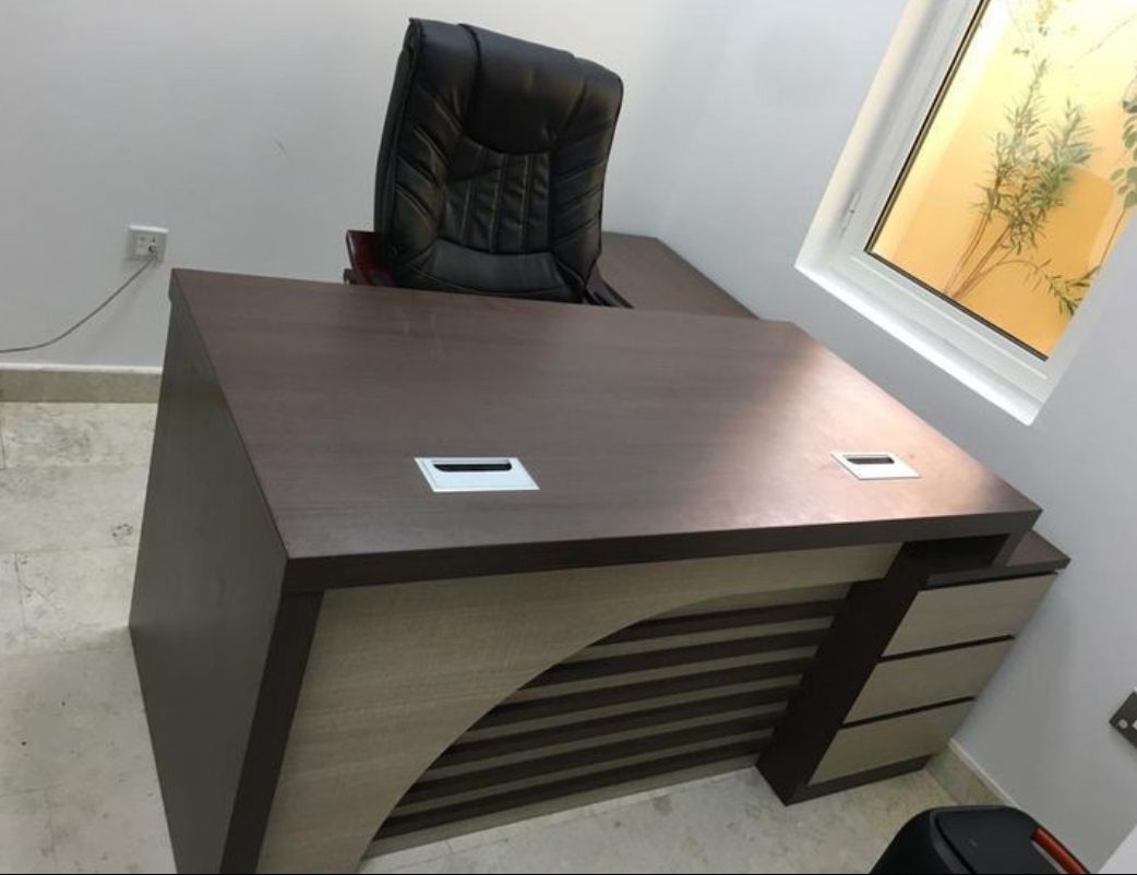 ergonomic-1400mm-executive-office-desk-for-corporate-offices Ergonomic 1400mm Executive Office Desk for Corporate Offices - Image 1