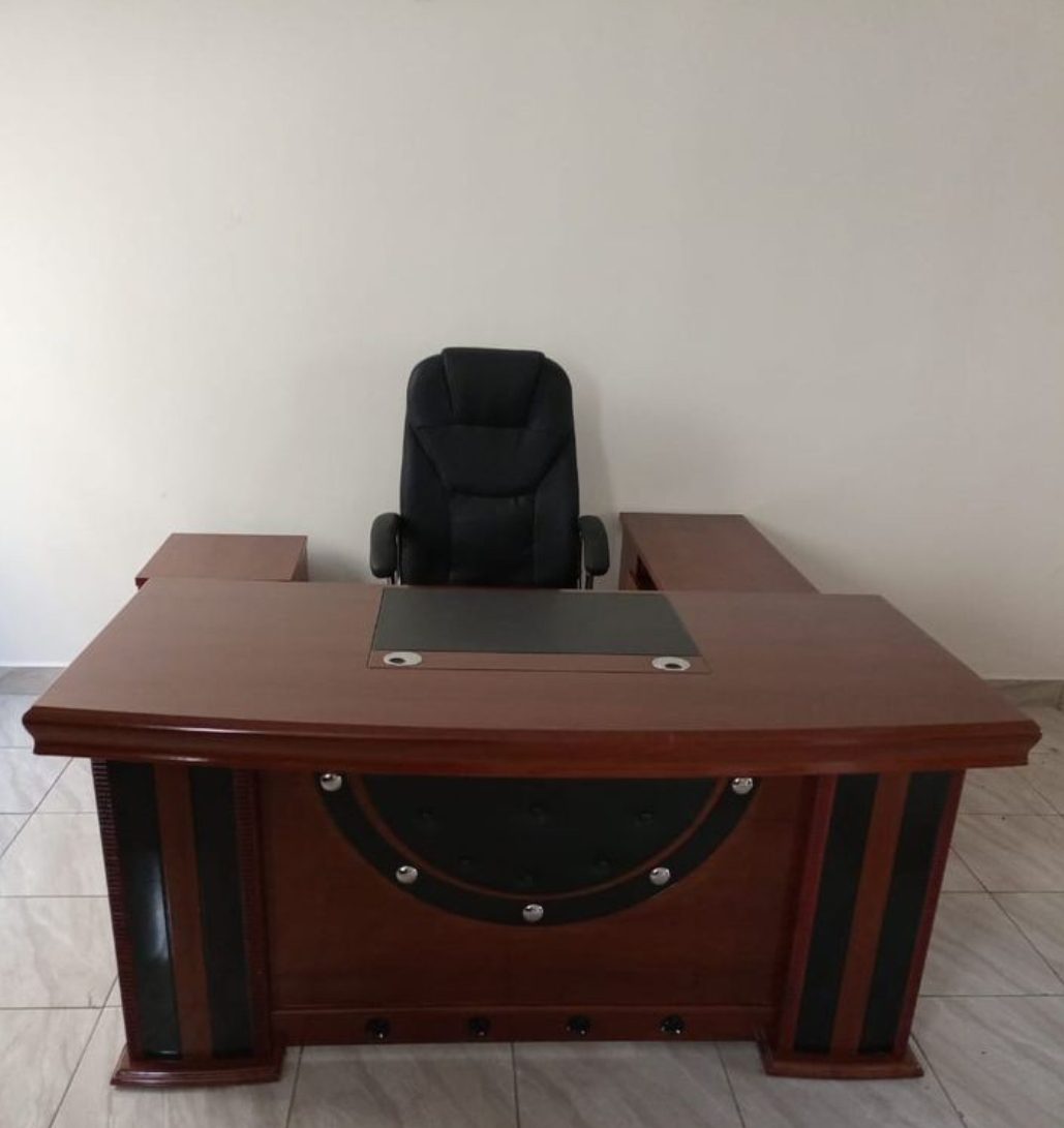 refined-1400mm-executive-office-desk-with-side-cabinet Refined Executive Office Desk with Side Cabinet 1600mm - Image 1